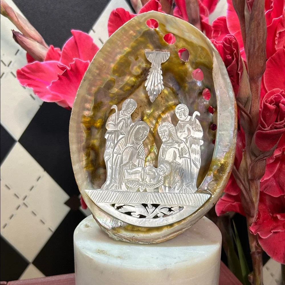 Mother-of-Pearl Nativity Scene Shell – Hand-Carved Sacred Elegance| Abalone - Picture 7 of 16